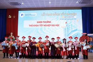 Trường Đại học Bách khoa, Đại học Đà Nẵng khen thưởng thủ khoa tốt nghiệp đại học.