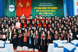 Trường Đại học Kinh tế - Đại học Đà Nẵng trao bằng tốt nghiệp đợt 1 năm 2026.