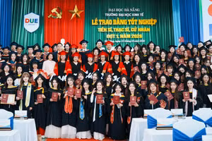 Trường Đại học Kinh tế - Đại học Đà Nẵng trao bằng tốt nghiệp đợt 1 năm 2026.