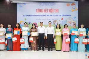 Sở GD&ĐT Đà Nẵng trao giải Xuất sắc cho các đơn vị tham gia Hội thi Xây dựng môi trường giáo dục phát huy tính tích cực cho trẻ mầm non. 