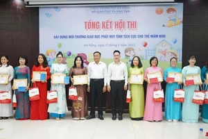 Sở GD&ĐT Đà Nẵng trao giải Nhất cho các đơn vị tham gia Hội thi Xây dựng môi trường giáo dục phát huy tính tích cực cho trẻ mầm non.