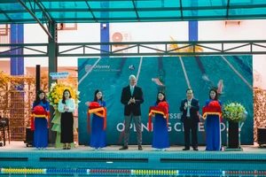 Nghi thức cắt băng khánh thành hồ bơi tiêu chuẩn của Trường Quốc tế Odyssey (Đà Nẵng).