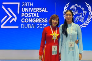 Em Phạm Đoàn Minh Khuê và cô giáo Đỗ Thị Cẩm Nhung trong lễ trao giải Cuộc thi Viết thư UPU quốc tế năm 2025 tại Dubai.