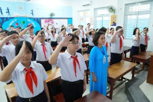 Học sinh Trường THCS Nguyễn Huệ (phường Hải Châu, TP Đà Nẵng) tham dự lễ khai giảng trực tuyến tại các phòng học. 