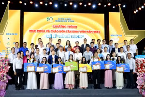 Trường Đại học Sư phạm - Đại học Đà Nẵng vinh danh tân sinh viên trong chương trình Khai khóa. 