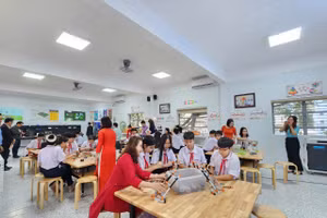 Học sinh Trường THCS Nguyễn Lương Bằng (Liên Chiểu) tại Phòng thực hành giáo dục STEM. 