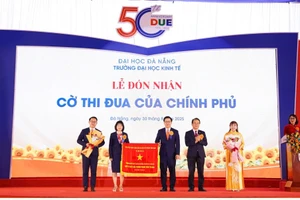 Lãnh đạo Trường Đại học Kinh tế - Đại học Đà Nẵng đón nhận Cờ thi đua của Chính phủ trong Lễ kỷ niệm 50 năm xây dựng và phát triển.