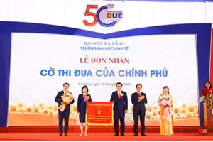 Lãnh đạo Trường Đại học Kinh tế - Đại học Đà Nẵng đón nhận Cờ thi đua của Chính phủ trong Lễ kỷ niệm 50 năm xây dựng và phát triển.