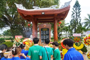 Sinh viên Trường Đại học Đông Á dâng hương tưởng niệm 37 năm sự kiện Gạc Ma. 