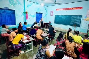 Một lớp học xóa mù chữ ở xã Thạnh Mỹ (TP Đà Nẵng). Ảnh: Alăng Ngước.