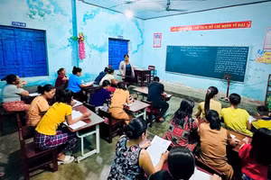 Một lớp học xóa mù chữ ở xã Thạnh Mỹ (TP Đà Nẵng). Ảnh: Alăng Ngước.