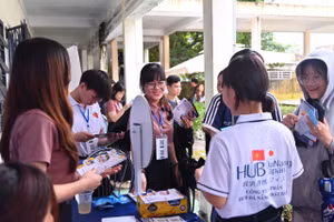 Sinh viên Trường Đại học Bách khoa - Đại học Đà Nẵng tìm hiểu thông tin về các vị trí tuyển dụng tại ngày hội. 