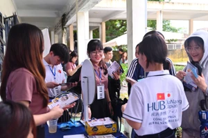 Sinh viên Trường Đại học Bách khoa - Đại học Đà Nẵng tìm hiểu thông tin về các vị trí tuyển dụng tại ngày hội.