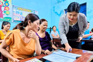 Cô giáo Zơ Râm Thị Hồng hướng dẫn học viên cách làm bài. 