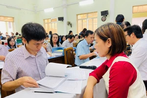 Sở GD&ĐT Khánh Hòa kiểm tra, đánh giá công tác phổ cập, xóa mù chữ tại một số địa phương. Ảnh: NTCC