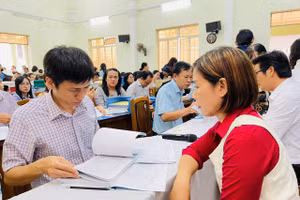 Sở GD&ĐT Khánh Hòa kiểm tra, đánh giá công tác phổ cập, xóa mù chữ tại một số địa phương. Ảnh: NTCC