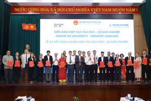 Đại diện các đại học/trường đại học ký kết hợp tác với doanh nghiệp. 