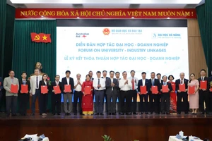 Đại diện các đại học/trường đại học ký kết hợp tác với doanh nghiệp. 