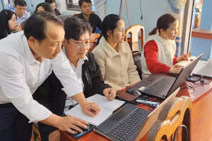 Giảng viên Trường Đại học Sư phạm Kỹ thuật - Đại học Đà Nẵng tập huấn sử dụng AI cho giáo viên.