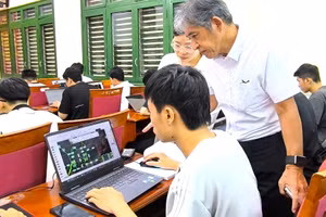 Trường Đại học Sư phạm Kỹ thuật (Đại học Đà Nẵng) tổ chức thi thiết kế vi mạch với sự phối hợp của các chuyên gia Nhật Bản