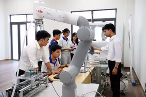 Sinh viên Trường Đại học Bách khoa, Đại học Đà Nẵng tại phòng thực hành.