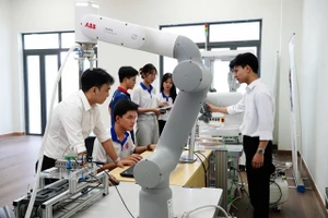 Sinh viên Trường Đại học Bách khoa, Đại học Đà Nẵng tại phòng thực hành.