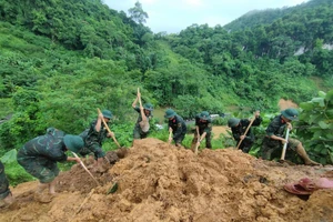 Lực lượng vũ trang Hà Giang tham gia tìm kiếm nạn nhân.