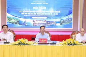 Các ông Bùi Văn Quang, Chủ tịch UBND tỉnh Phú Thọ; ông Trần Duy Đông, Chủ tịch UBND tỉnh Vĩnh Phúc; ông Bùi Đức Hinh, Chủ tịch UBND tỉnh Hòa Bình, đồng chủ trì hội thảo.