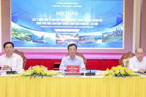 Các ông Bùi Văn Quang, Chủ tịch UBND tỉnh Phú Thọ; ông Trần Duy Đông, Chủ tịch UBND tỉnh Vĩnh Phúc; ông Bùi Đức Hinh, Chủ tịch UBND tỉnh Hòa Bình, đồng chủ trì hội thảo.