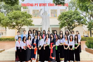 Học sinh Trường phổ thông DTNT tỉnh Phú Thọ tự hào mặc trang phục của dân tộc vào thứ 2 đầu tuần và các ngày lễ lớn mang đậm bản sắc dân tộc.