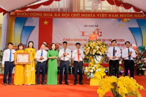 Ông Khuất Đăng Khoa - Chủ tịch UBND huyện Lâm Thao (thứ 2 bên phải) trao Bằng khen của Thủ tướng và tặng hoa chúc mừng Trường Tiểu học Cao Xá.