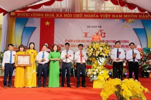 Ông Khuất Đăng Khoa - Chủ tịch UBND huyện Lâm Thao (thứ 2 bên phải) trao Bằng khen của Thủ tướng và tặng hoa chúc mừng Trường Tiểu học Cao Xá.