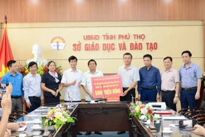 Thay mặt Bộ GD&ĐT, Công đoàn Giáo dục Việt Nam, Thứ trưởng Nguyễn Văn Phúc trao hỗ trợ cho ngành Giáo dục Phú Thọ số tiền 500 triệu đồng.