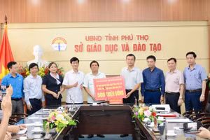 Thay mặt Bộ GD&ĐT, Công đoàn Giáo dục Việt Nam, Thứ trưởng Nguyễn Văn Phúc trao hỗ trợ cho ngành Giáo dục Phú Thọ số tiền 500 triệu đồng.