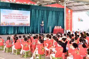 Tại chương trình, học sinh, giáo viên và người dân được tuyên truyền, phổ biến kiến thức pháp luật về PCCC và CNCH...