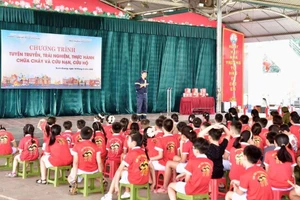 Tại chương trình, học sinh, giáo viên và người dân được tuyên truyền, phổ biến kiến thức pháp luật về PCCC và CNCH...