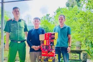 Đối tượng Đỗ Mạnh Hưng (đứng giữa) đã bị tạm giữ hình sự (ảnh Công an tỉnh Phú Thọ).