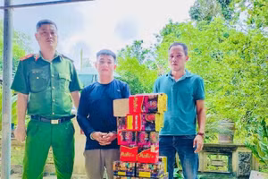 Đối tượng Đỗ Mạnh Hưng (đứng giữa) đã bị tạm giữ hình sự (ảnh Công an tỉnh Phú Thọ).