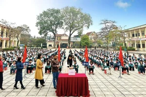 Cán bộ, giáo viên trường THCS Phùng Nguyên 1 ủng hộ.