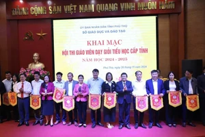 Lãnh đạo Sở GD&ĐT tỉnh Phú Thọ trao cờ lưu đại diện các đơn vị dự thi.