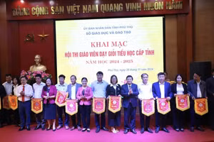 Lãnh đạo Sở GD&ĐT tỉnh Phú Thọ trao cờ lưu đại diện các đơn vị dự thi.