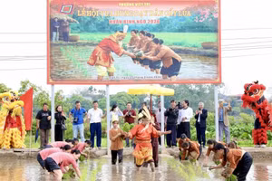 Tái hiện Lễ hội Vua Hùng dạy dân cấy lúa góp phần gìn giữ giá trị di sản “Tín ngưỡng thờ cúng Hùng Vương”.