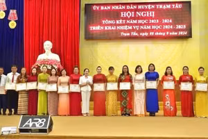 Nhân dịp này, UBND huyện Trạm Tấu, Sở GD&ĐT tỉnh Yên Bái đã khen thưởng các tập thể và cá nhân có thành tích xuất sắc trong năm học 2023-2024. 