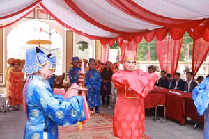 Các cụ cao niên đảm nhiệm vai trò chủ lễ.