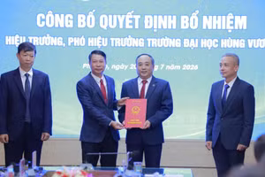 Ông Nguyễn Khắc Hiếu - Phó Chủ tịch UBND tỉnh Phú Thọ (thứ hai từ trái sang) trao quyết định bổ nhiệm Hiệu trưởng Trường Đại học Hùng Vương cho TS. Đỗ Khắc Thanh.