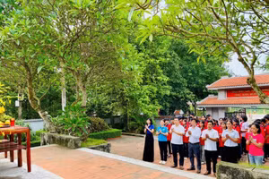 Cán bộ, giáo viên và học sinh trường THCS Thanh Đình dâng hương tưởng niệm các anh hùng liệt sĩ tại nghĩa trang liệt sĩ địa phương.