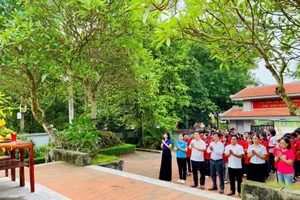 Cán bộ, giáo viên và học sinh trường THCS Thanh Đình dâng hương tưởng niệm các anh hùng liệt sĩ tại nghĩa trang liệt sĩ địa phương.