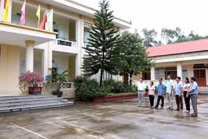 Cán bộ, Đảng viên xã Hồng Lạc (huyện Sơn Dương) trao đổi về việc sử dụng tài sản công sau khi sáp nhập thành xã Hồng Sơn.