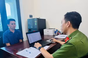 Đối tượng Nguyễn Văn Mạnh (bố của Hiếu) làm việc với cơ quan công an (ảnh: Công an tỉnh Phú Thọ).