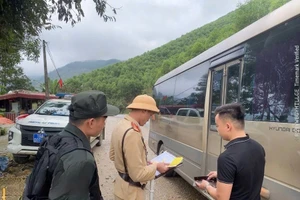 Lực lượng CSGT Công an tỉnh Phú Thọ kiểm tra xe khách. (Ảnh: CAT Phú Thọ)